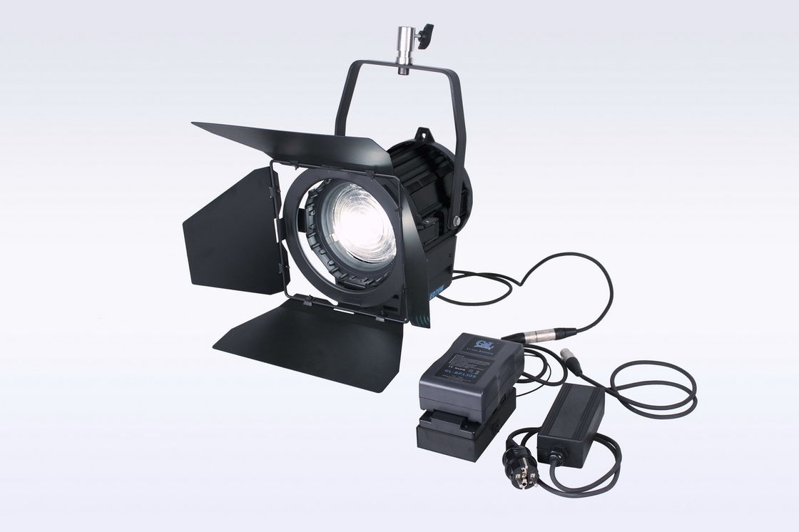 Beleuchtender Videoscheinwerfer im Freien CRI&gt;96 70W LED Fresnel mit Sony-V-Berg-Batterie-Platte fournisseur