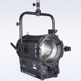 Hohe Lichtleistung 200W LED Fresnel Light Daylight Batterie für Film- und Studiobeleuchtung ((Pole-Operated Yoke) fournisseur